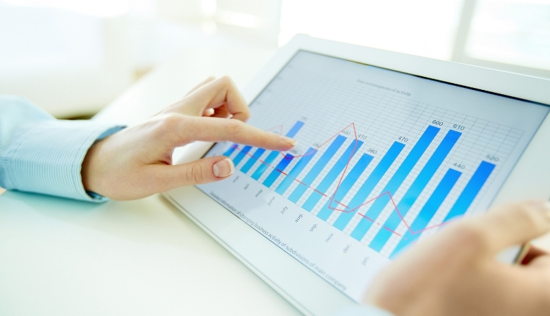Datenanalyse auf einem Tablet mit Diagramm
