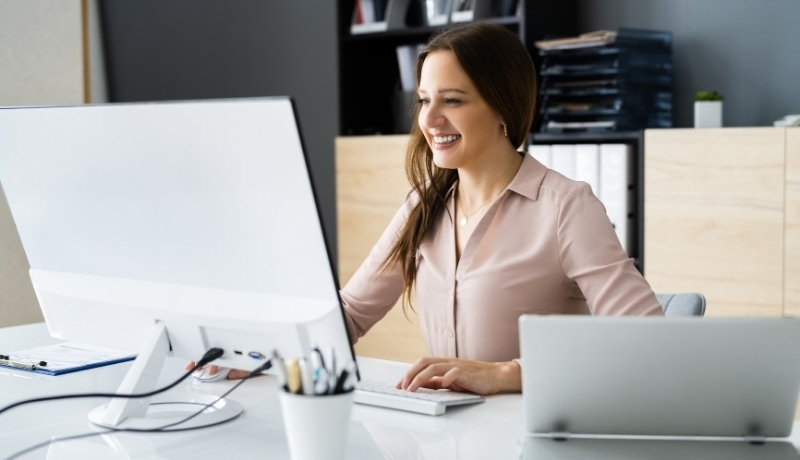 Frau arbeitet am PC 