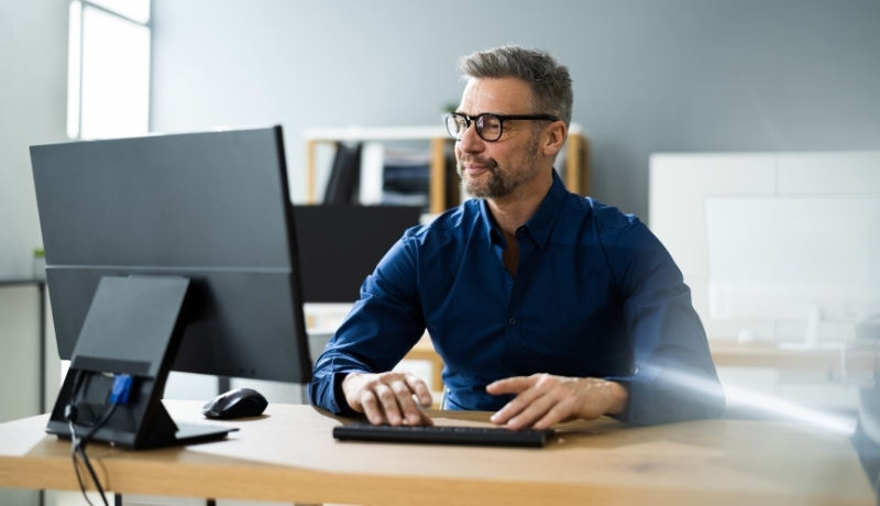 Mann arbeitet am PC